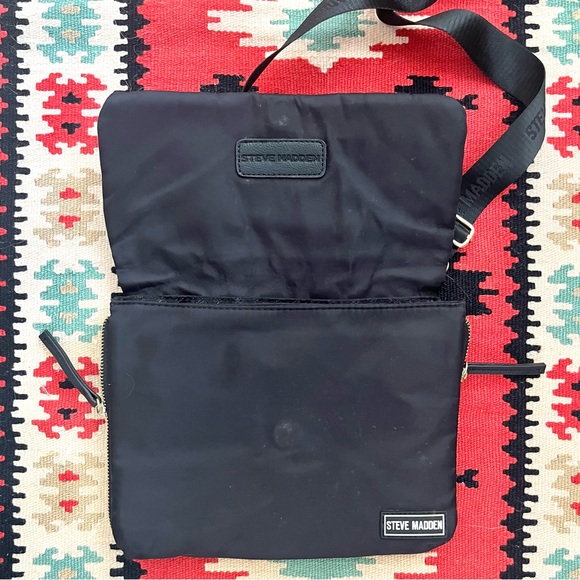 Steve Madden black quilted cross body bag with zippers & inside pockets - Picture 11 of 17